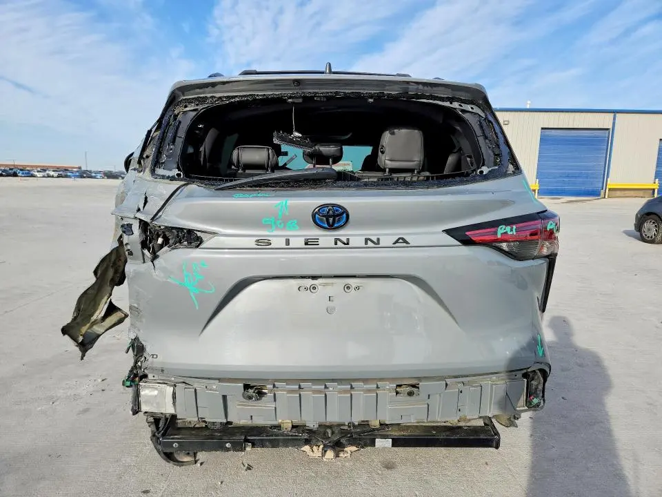 2022 TOYOTA SIENNA XLE  