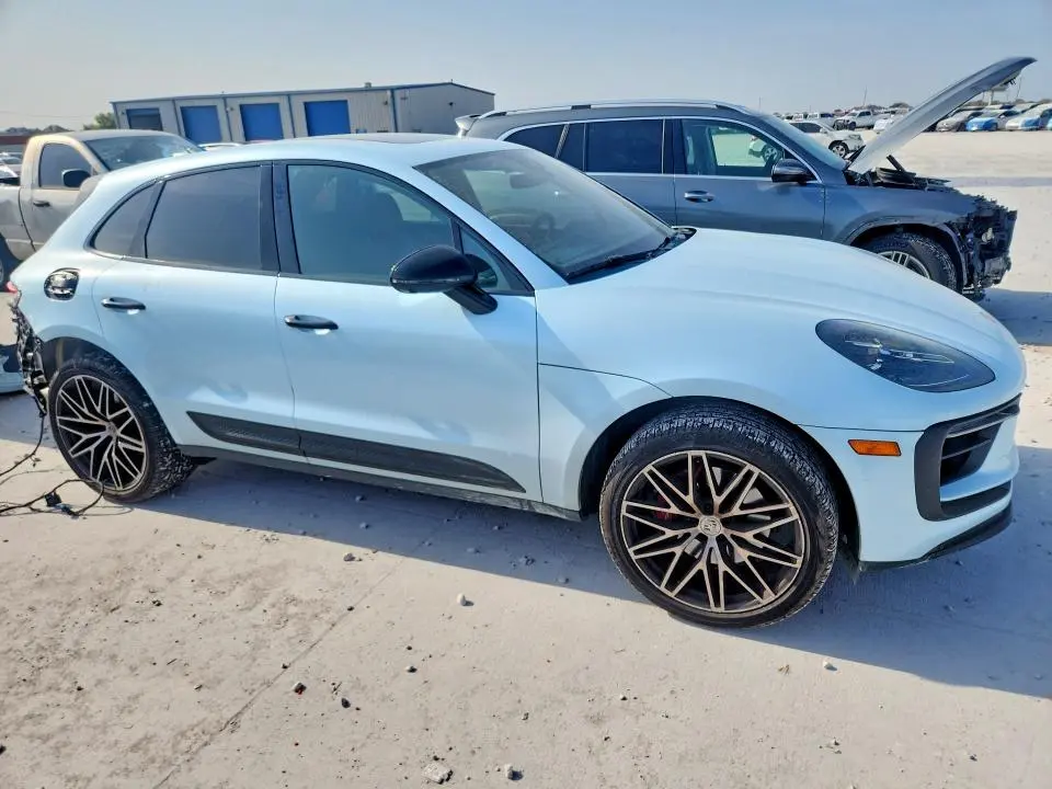 2025 PORSCHE MACAN   