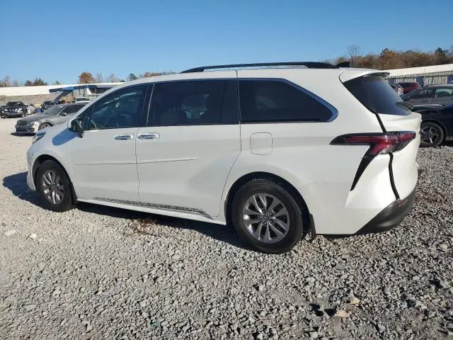 2022 TOYOTA SIENNA XLE  