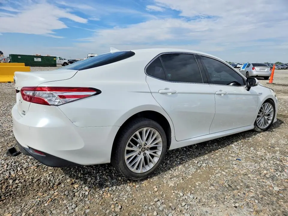 2020 TOYOTA CAMRY XLE  