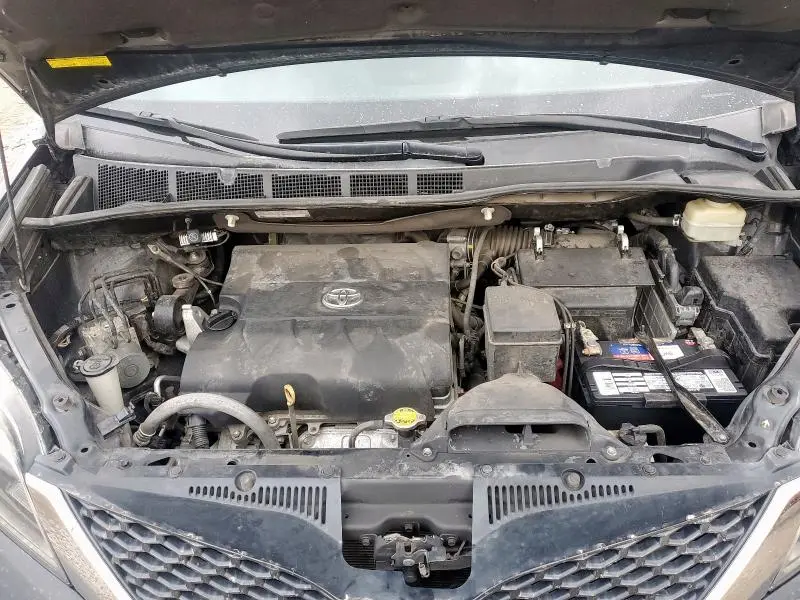 2016 TOYOTA SIENNA SE  
