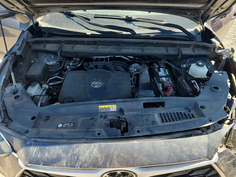 2022 TOYOTA HIGHLANDER LE  