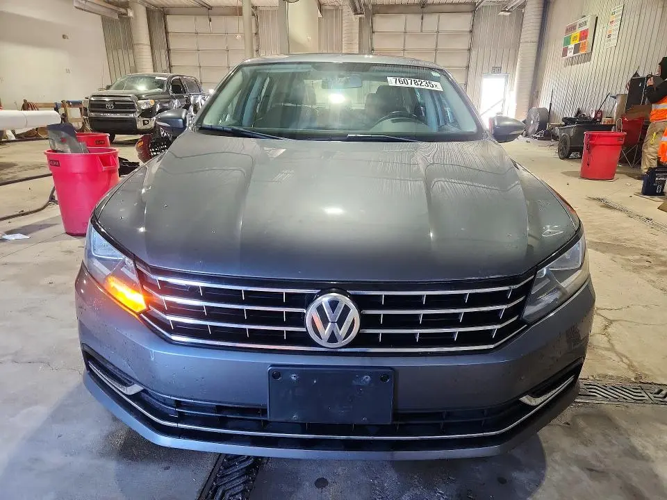 2016 VOLKSWAGEN PASSAT SE  