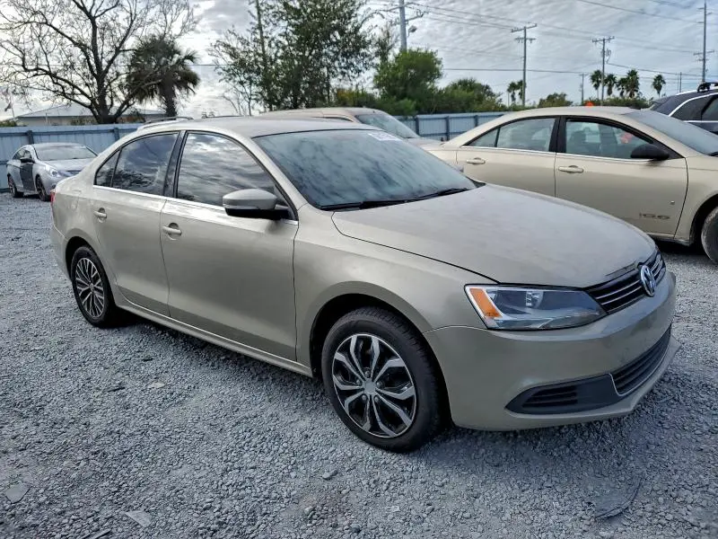 2013 VOLKSWAGEN JETTA SE  