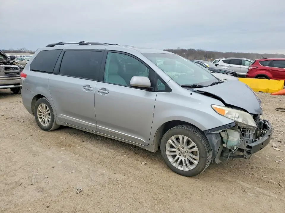 2012 TOYOTA SIENNA XLE  