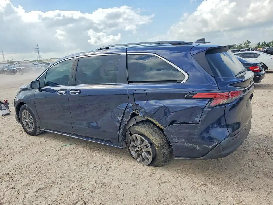 2022 TOYOTA SIENNA XLE  