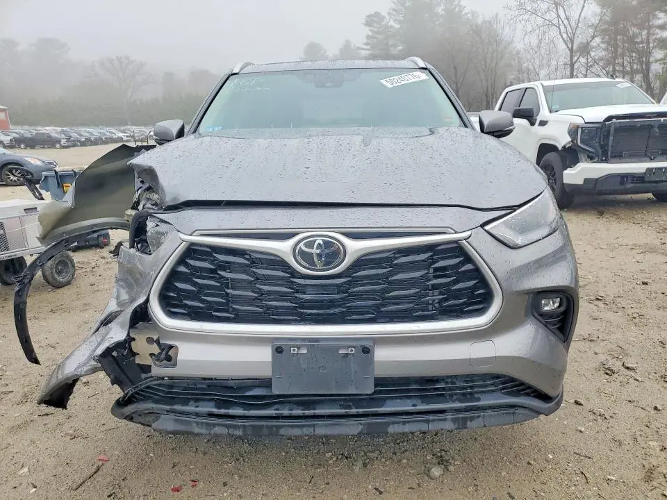 2025 TOYOTA HIGHLANDER XLE  