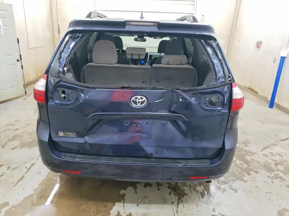 2018 TOYOTA SIENNA LE  