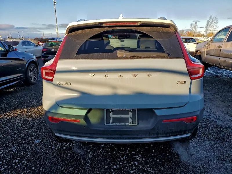 2019 VOLVO XC40 T5 MOMENTUM  