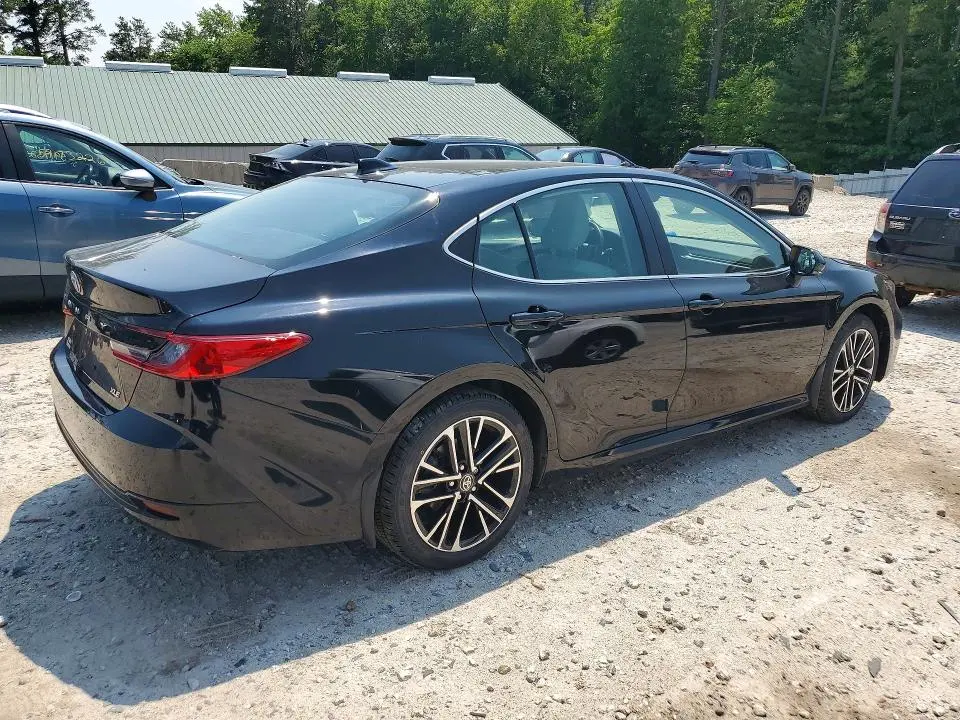 2025 TOYOTA CAMRY XLE  
