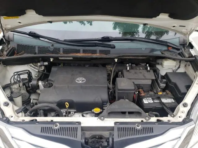 2013 TOYOTA SIENNA XLE  