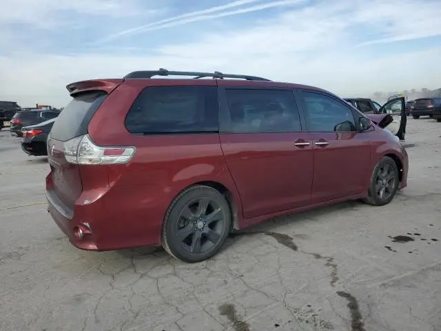 2017 TOYOTA SIENNA SE  