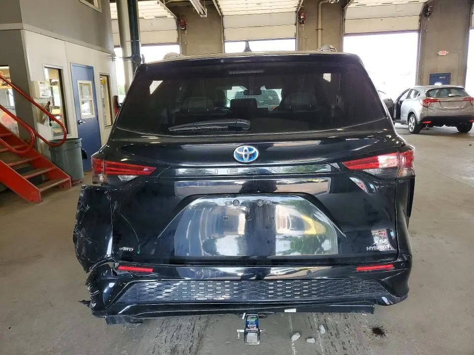 2024 TOYOTA SIENNA XSE  