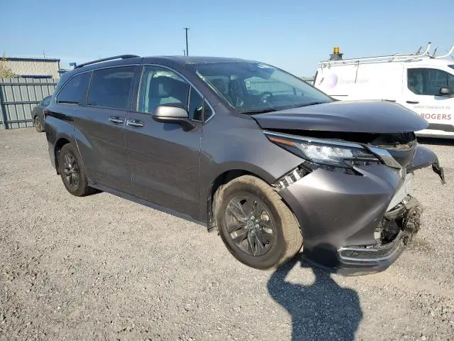 2022 TOYOTA SIENNA LE  
