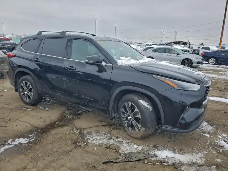 2022 TOYOTA HIGHLANDER XLE  