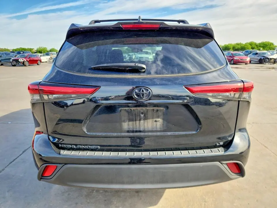 2022 TOYOTA HIGHLANDER LE  