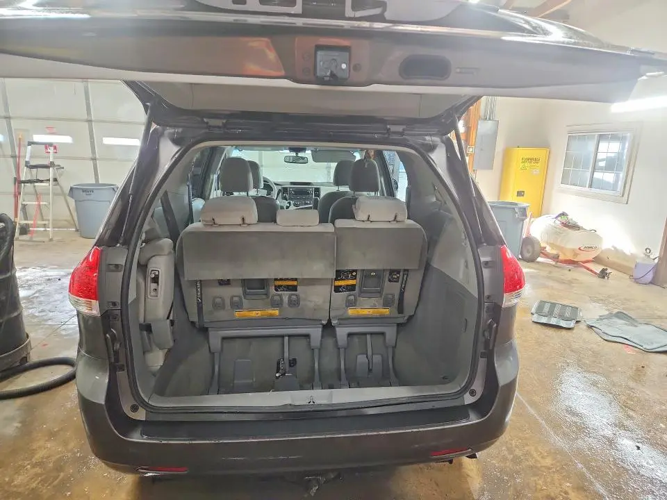 2012 TOYOTA SIENNA LE 8-PASSENGER  