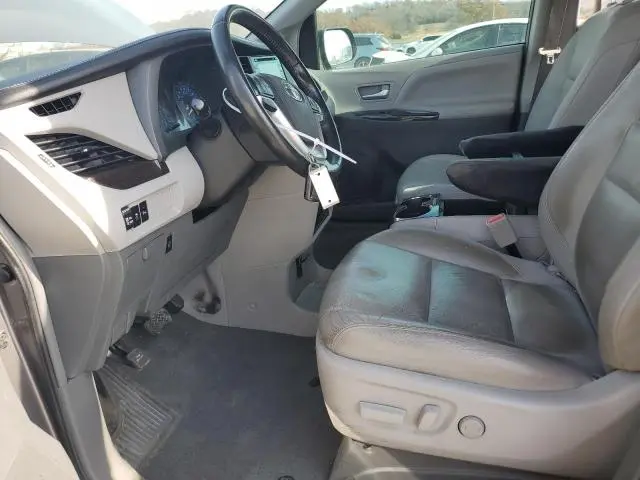 2019 TOYOTA SIENNA XLE  