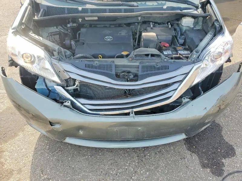 2013 TOYOTA SIENNA XLE  