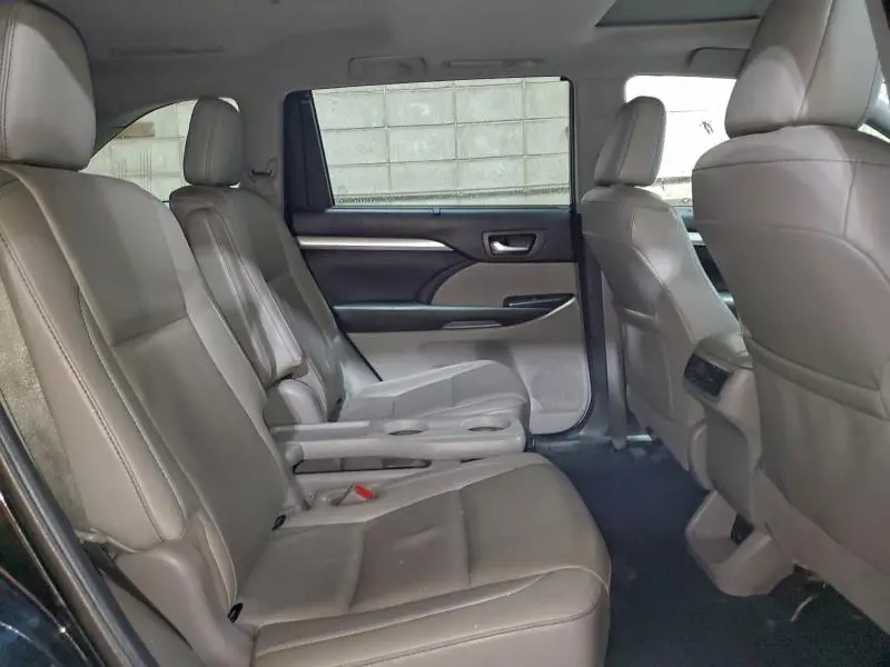 2019 TOYOTA HIGHLANDER SE  