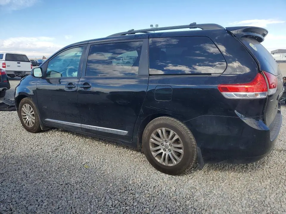 2011 TOYOTA SIENNA XLE  