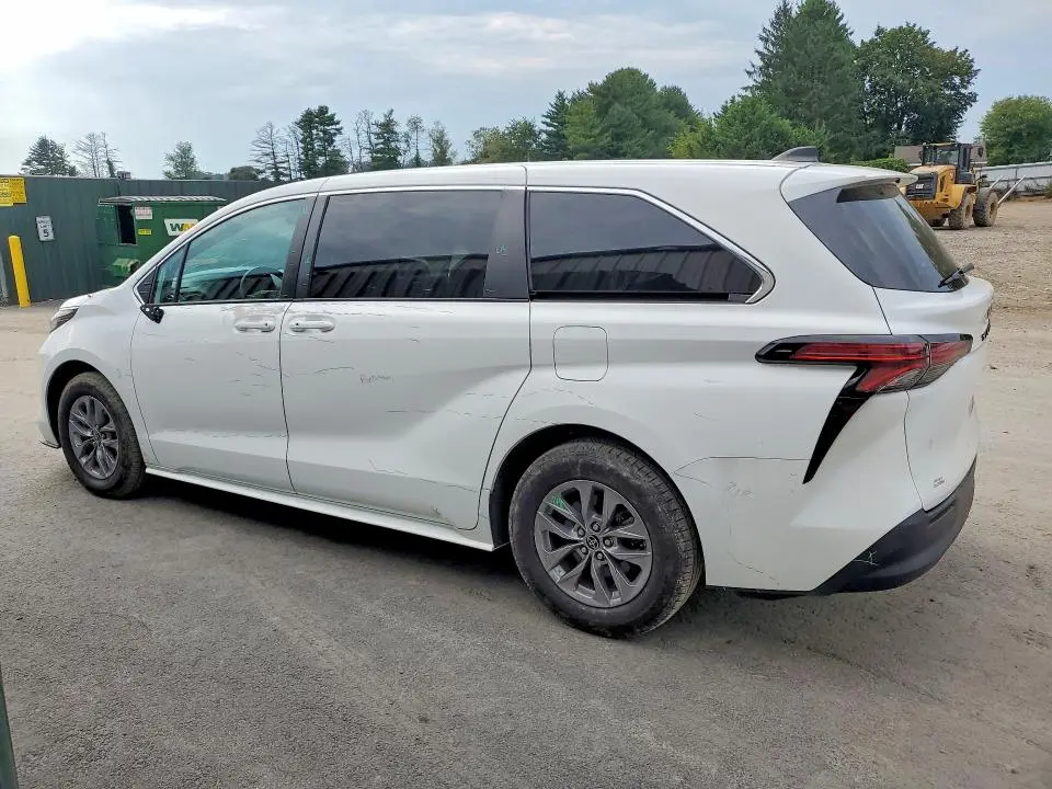 2022 TOYOTA SIENNA LE  