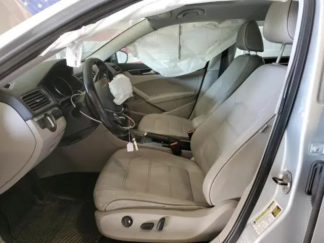 2016 VOLKSWAGEN PASSAT SE  