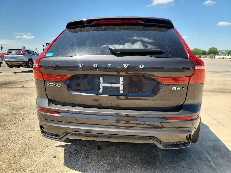 2022 VOLVO XC60 B6 R-DESIGN  