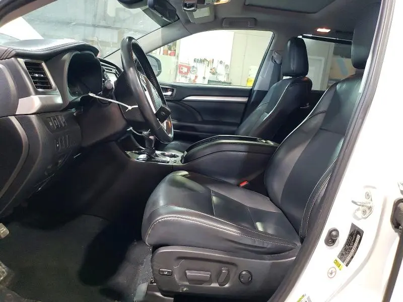 2019 TOYOTA HIGHLANDER SE  