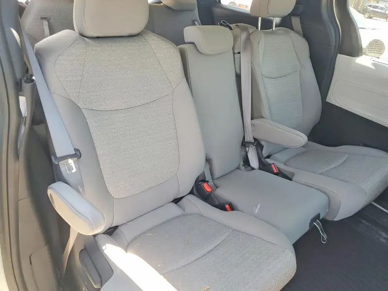 2025 TOYOTA SIENNA LE  