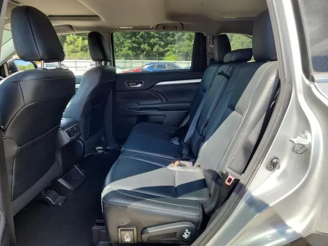 2017 TOYOTA HIGHLANDER SE  