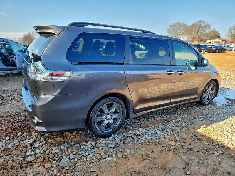 2017 TOYOTA SIENNA SE  