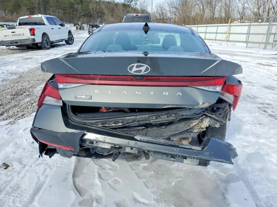 2025 HYUNDAI ELANTRA SE  