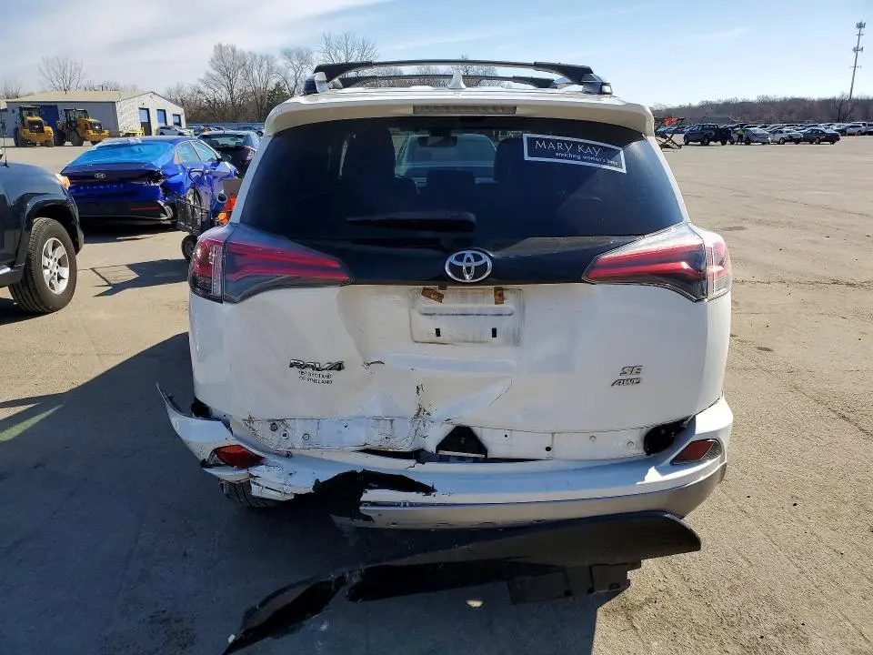 2018 TOYOTA RAV4 SE  