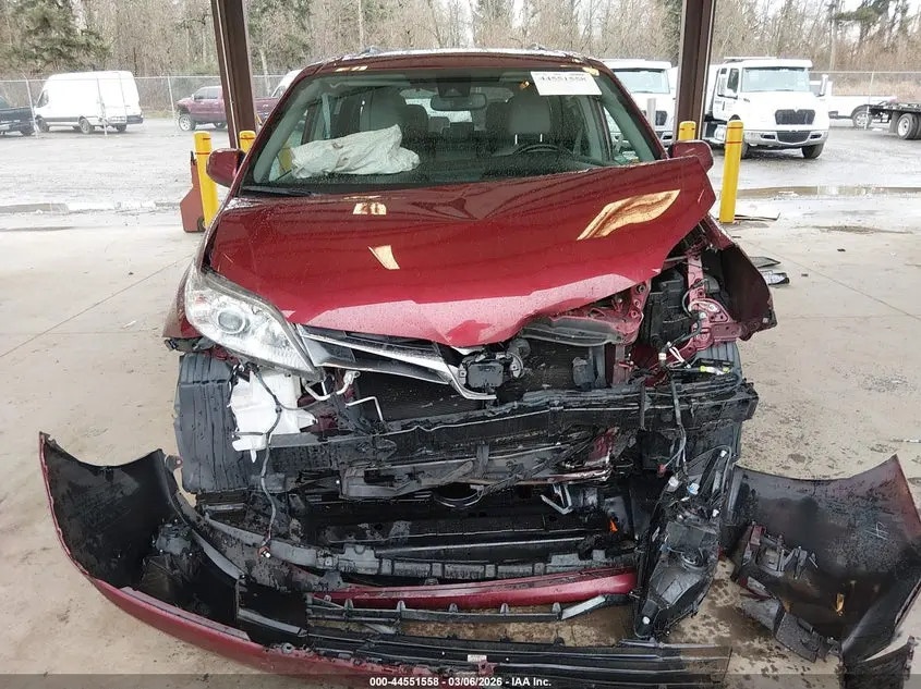 2018 TOYOTA SIENNA XLE 8 PASSENGER