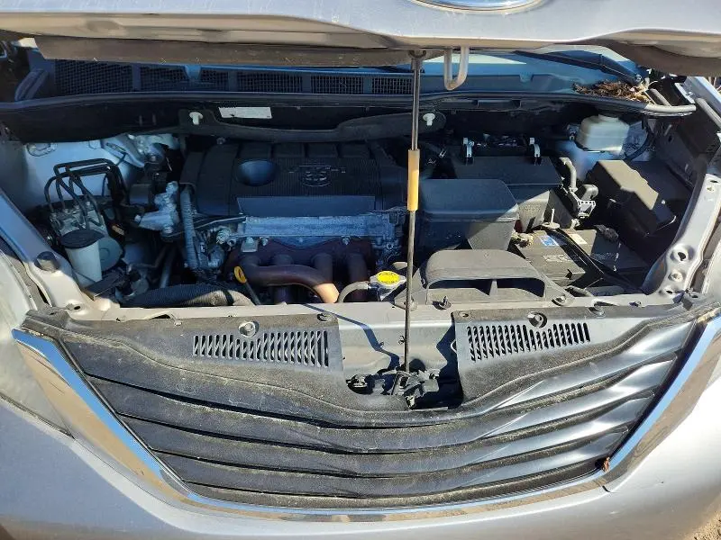 2012 TOYOTA SIENNA LE 8-PASSENGER  