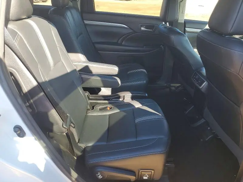 2018 TOYOTA HIGHLANDER SE  