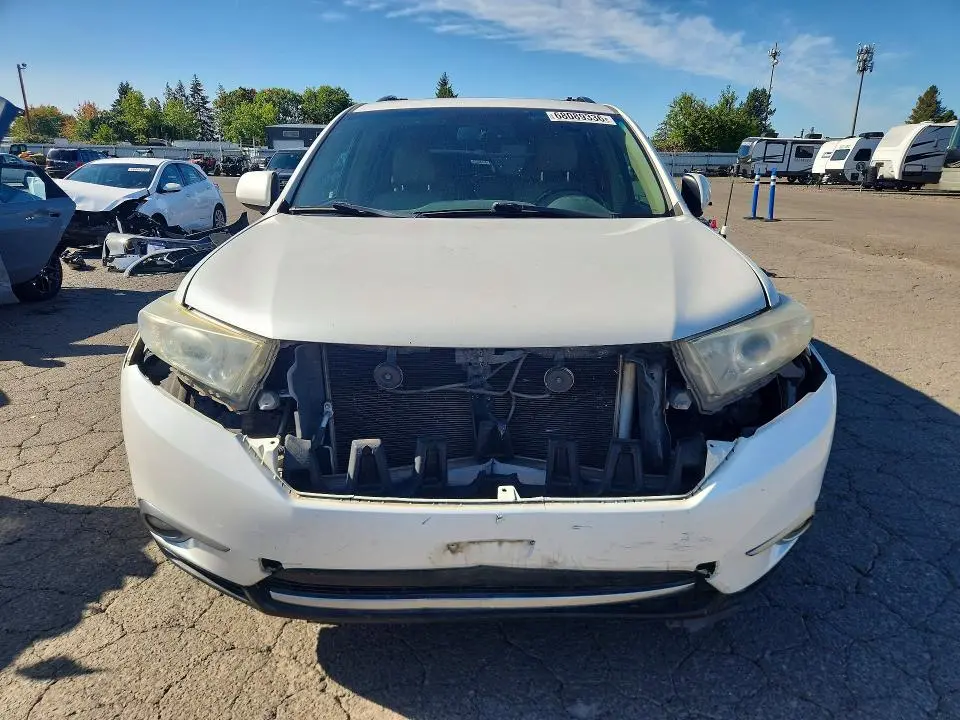 2011 TOYOTA HIGHLANDER SE  