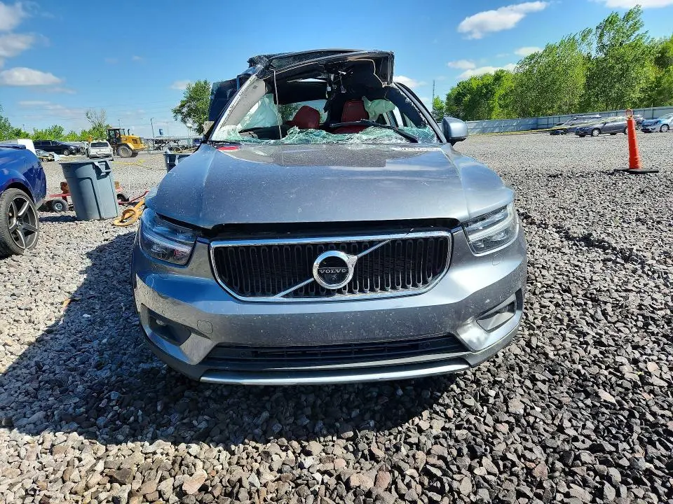 2019 VOLVO XC40 T5 MOMENTUM  