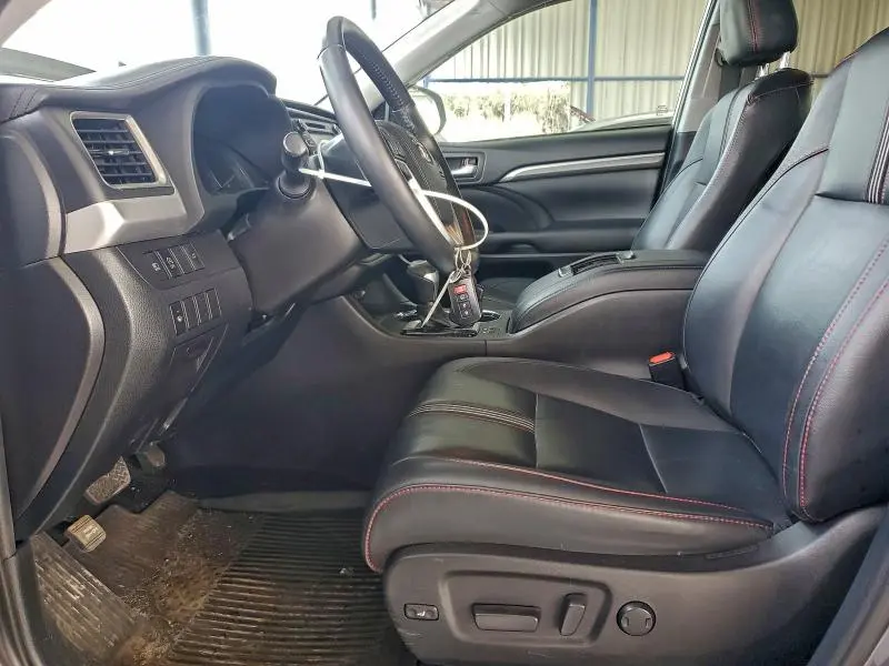 2019 TOYOTA HIGHLANDER SE  