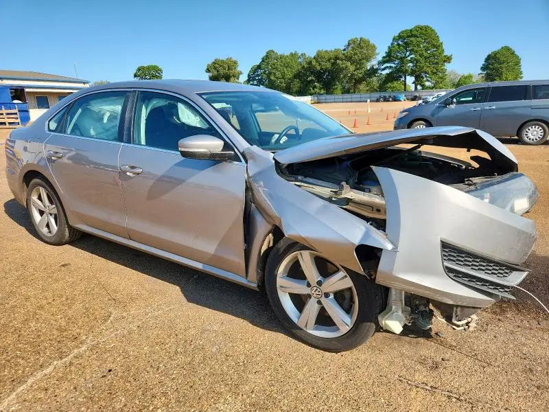 2013 VOLKSWAGEN PASSAT SE  