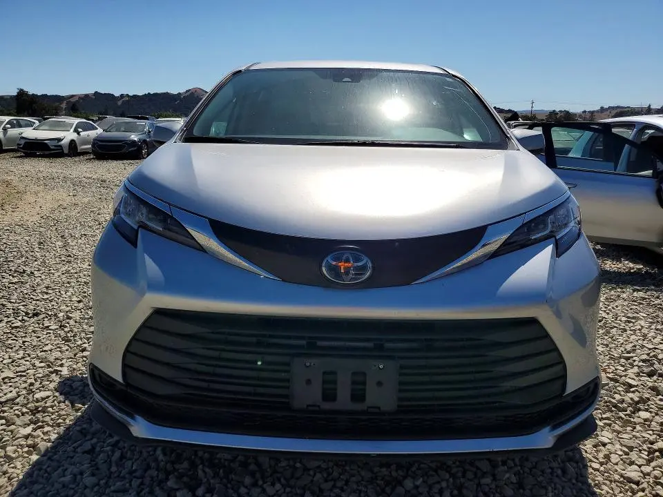 2021 TOYOTA SIENNA LE  