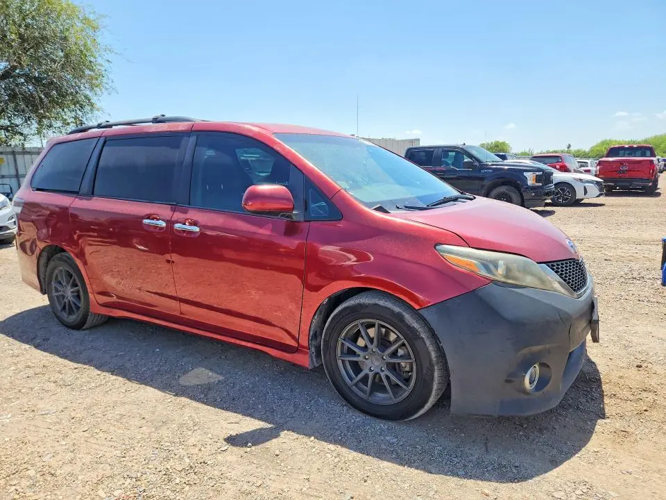 2017 TOYOTA SIENNA SE  