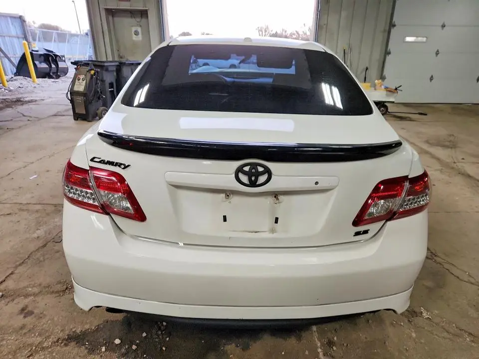2011 TOYOTA CAMRY SE  