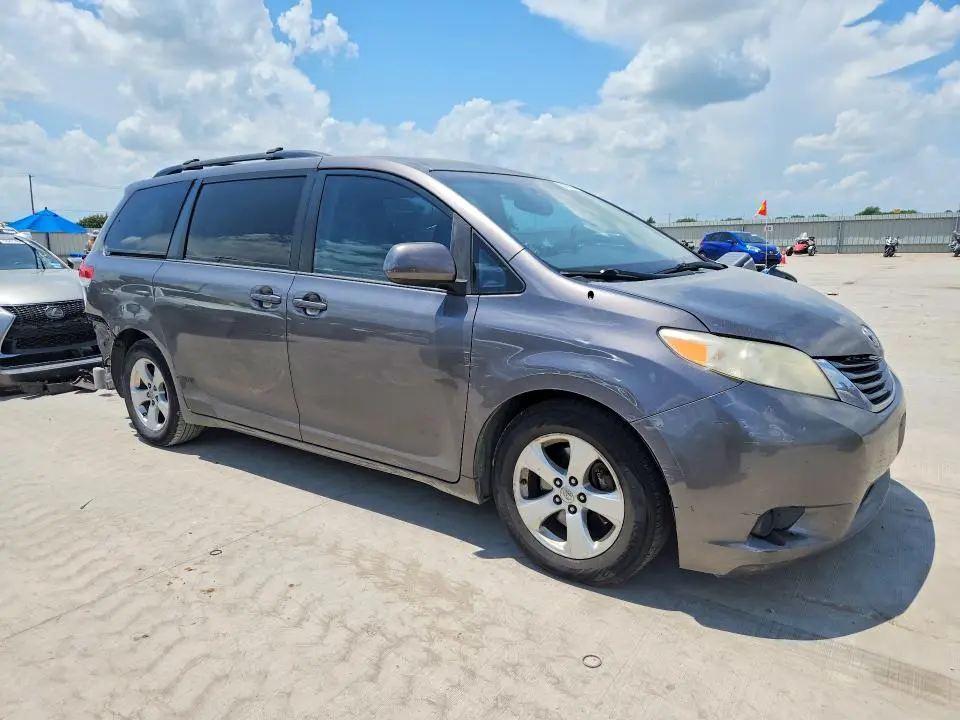 2013 TOYOTA SIENNA LE  