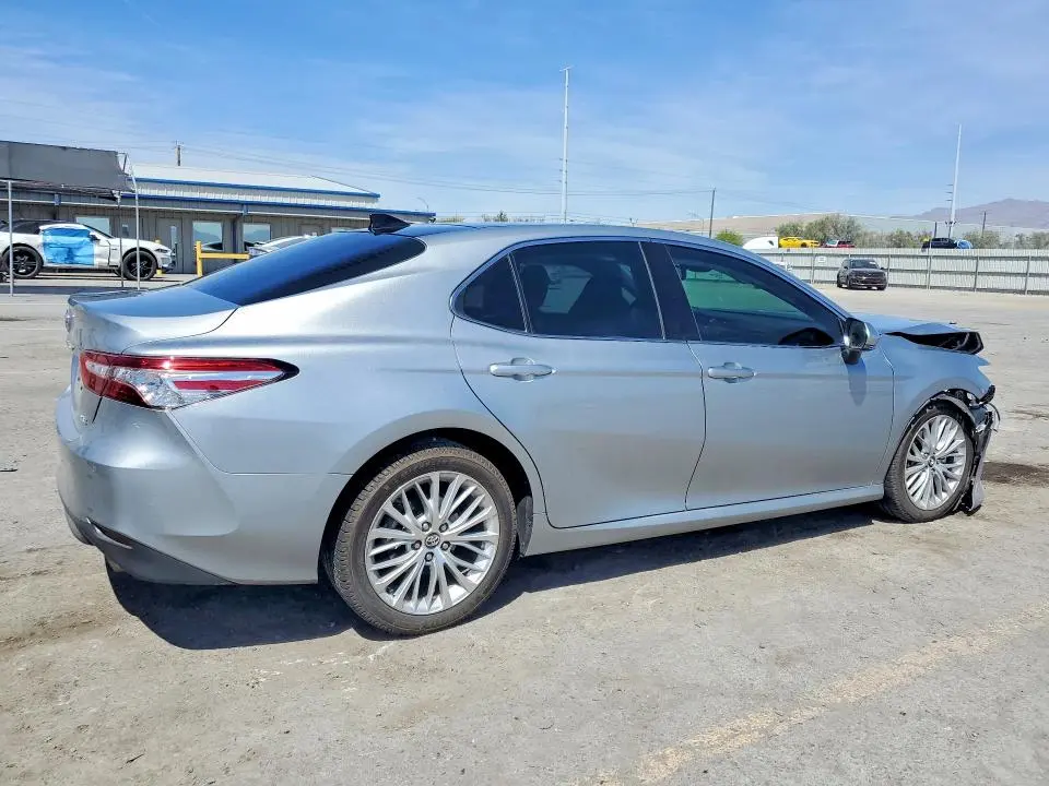 2020 TOYOTA CAMRY XLE  