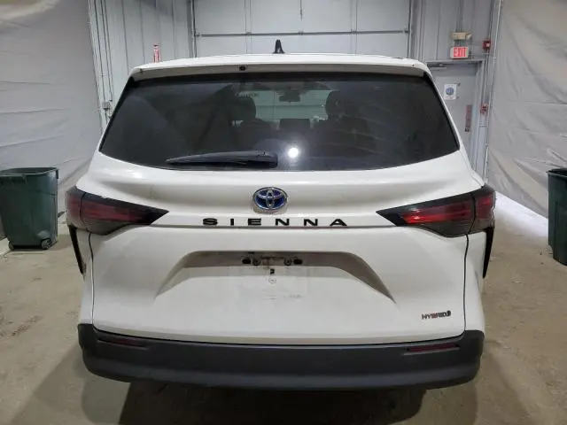 2022 TOYOTA SIENNA LE  