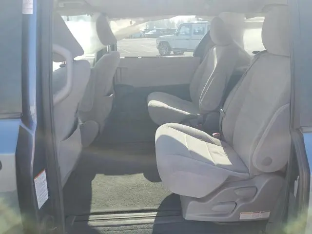 2017 TOYOTA SIENNA LE  