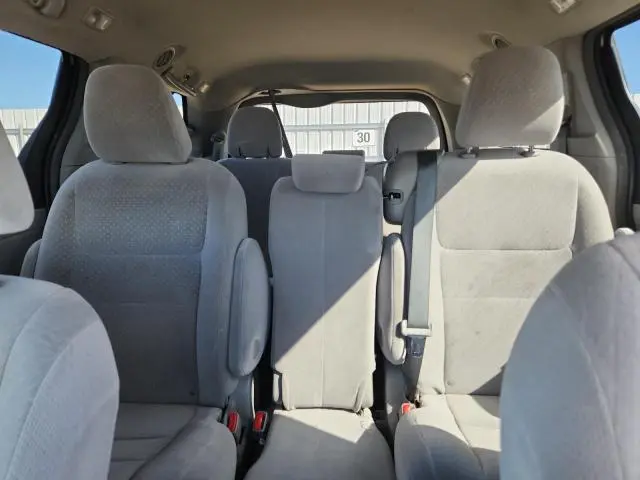 2017 TOYOTA SIENNA LE