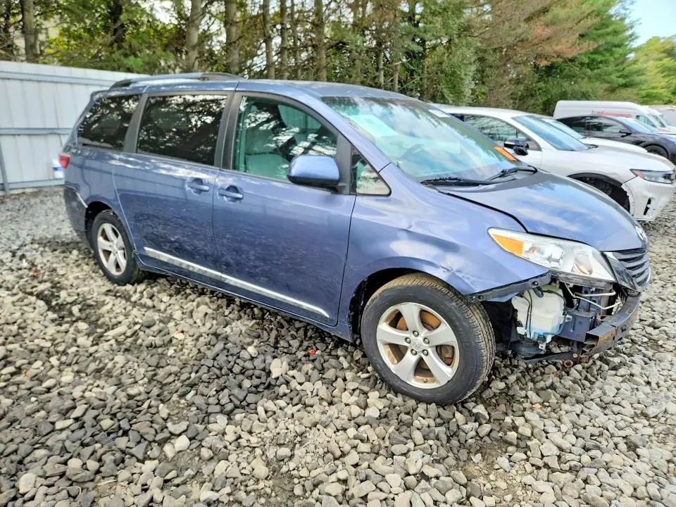 2016 TOYOTA SIENNA LE  